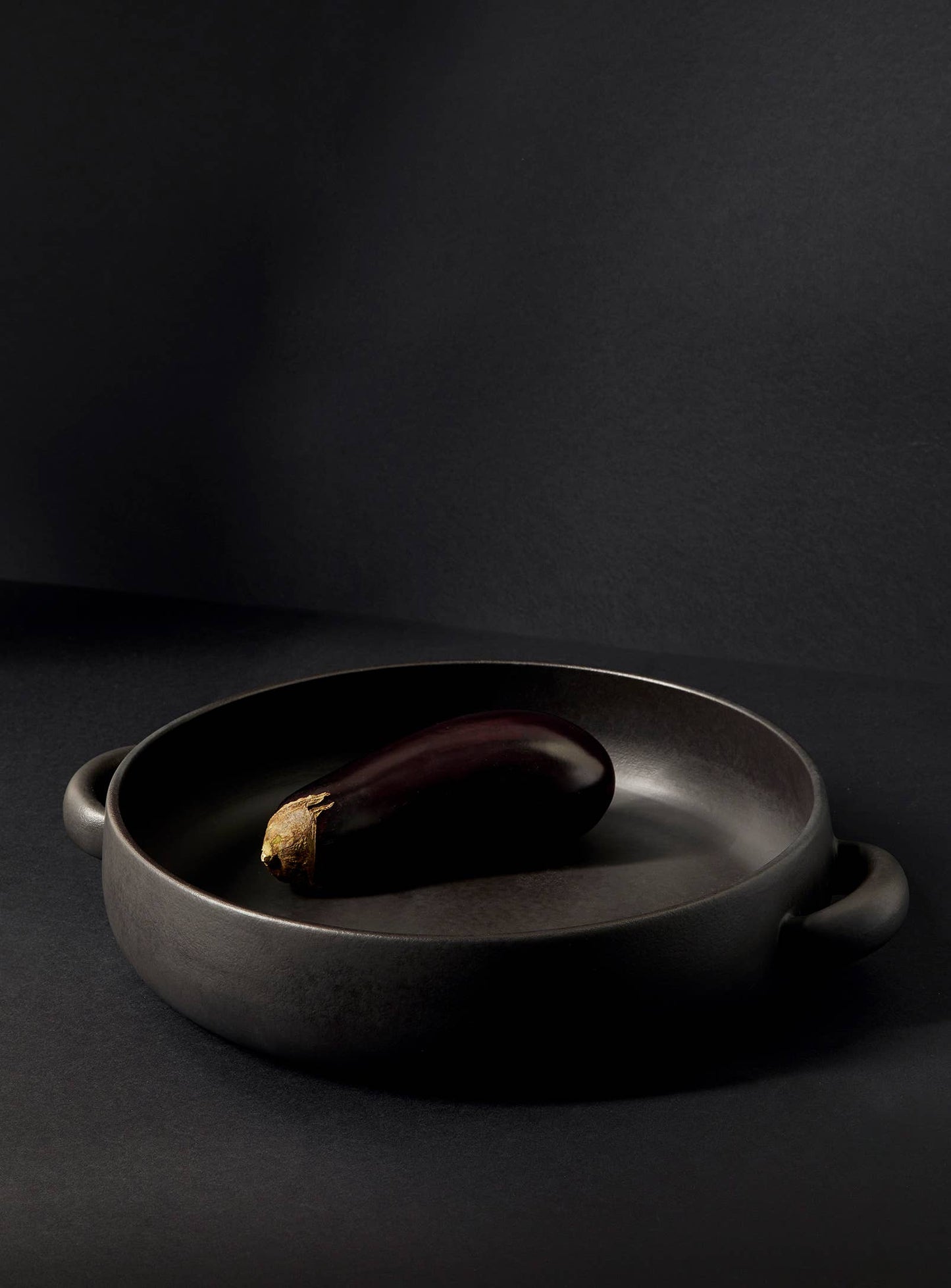 Stoneware Serving Plate with Handles 13.4": Matte Black