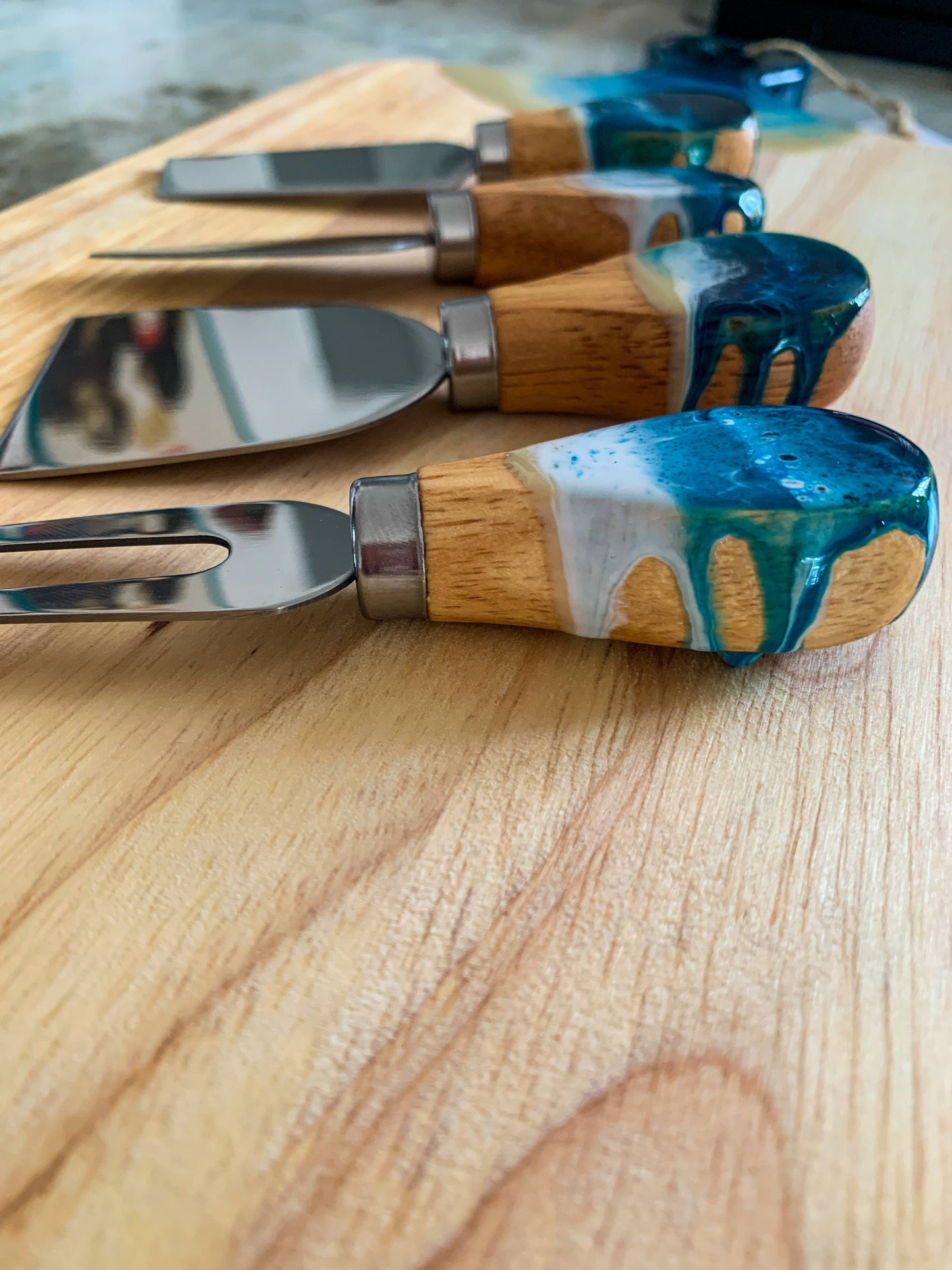 Cheese Utensil Set of 4 with black box organic resin poured: Navy/gold/white