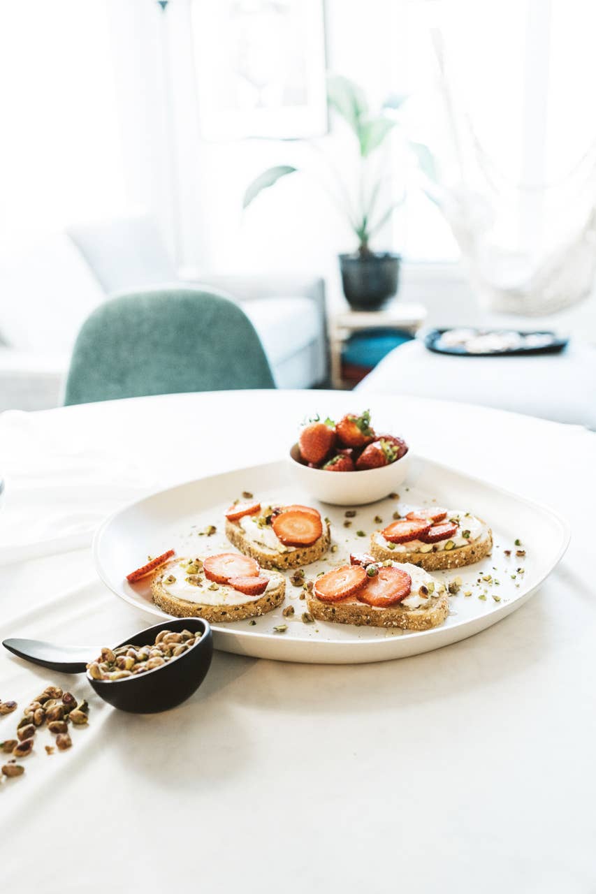 Stoneware Round Serving Platter | Dadasi: Matte White