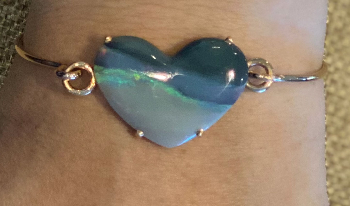 Gold Bracelet with a Heart Shaped in Opal